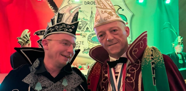 Cv de Schinöster bemachtigt de scepter van CV de Droepnaze